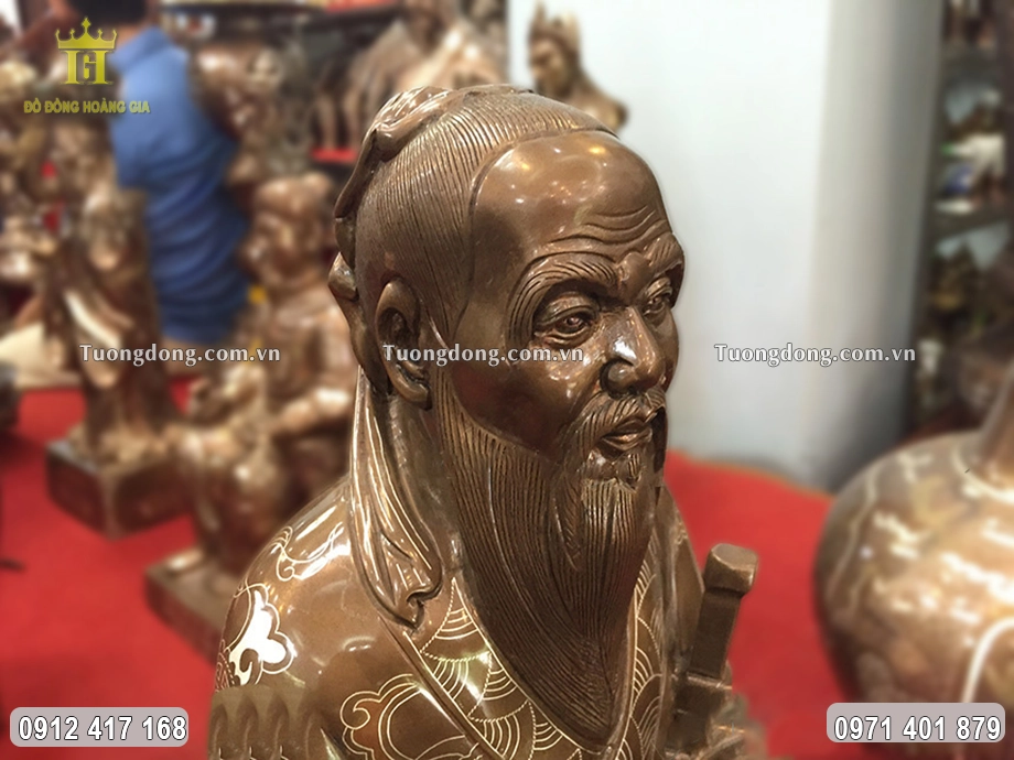 Gương mặt ngài được chạm khắc sắc nét